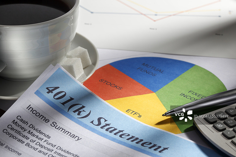 退休账户报表和饼图图片素材