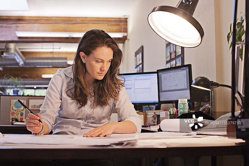 女商人研究文书工作图片素材