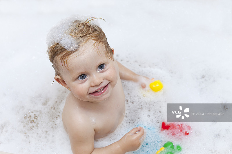 宝宝洗澡时身上沾满肥皂图片素材