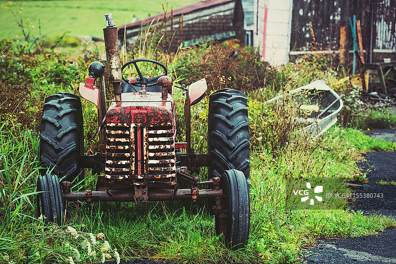 孤独的拖拉机图片素材