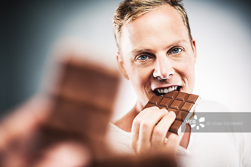 男人吃巧克力图片素材