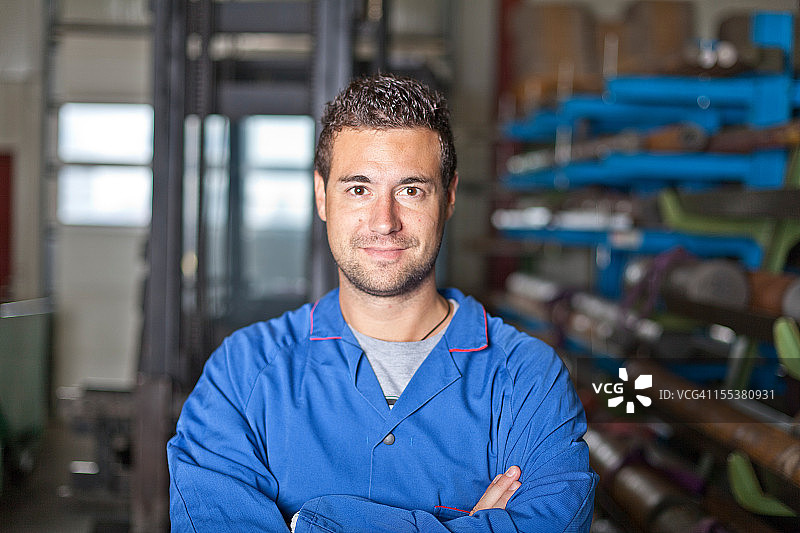 穿蓝色工作服的产业工人图片素材