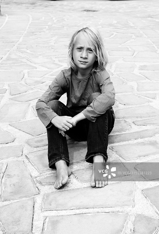 坐在地板上的孩子图片素材