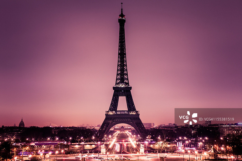 埃菲尔铁塔下的浪漫巴黎图片素材