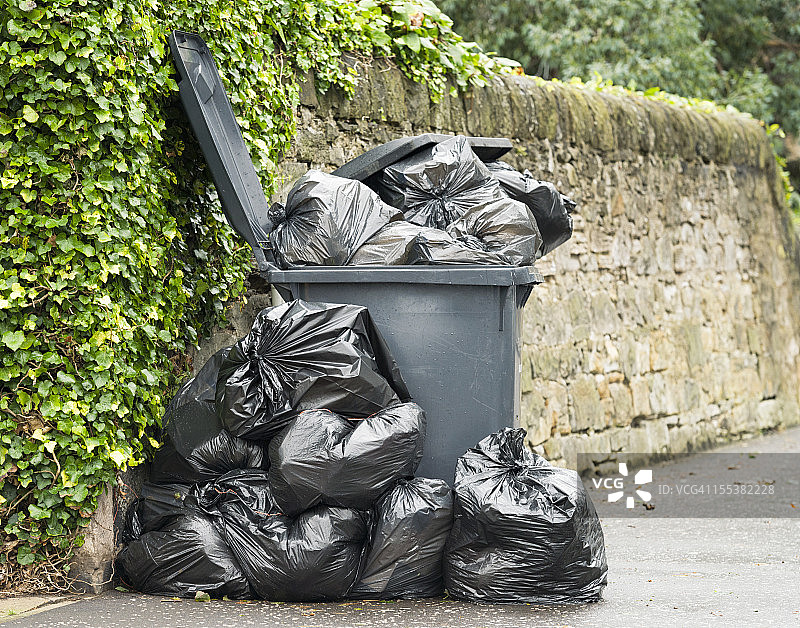 溢出的带轮垃圾箱图片素材