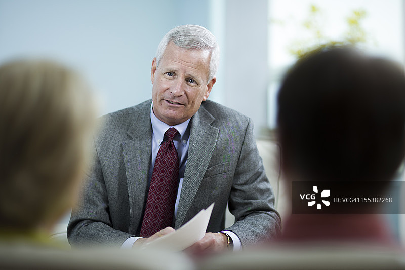 情侣与财务顾问会面图片素材