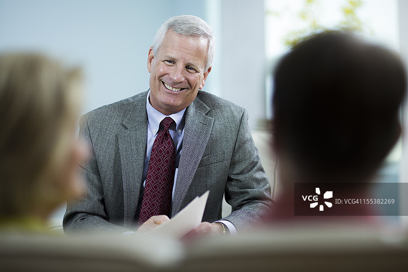 情侣与财务顾问会面图片素材