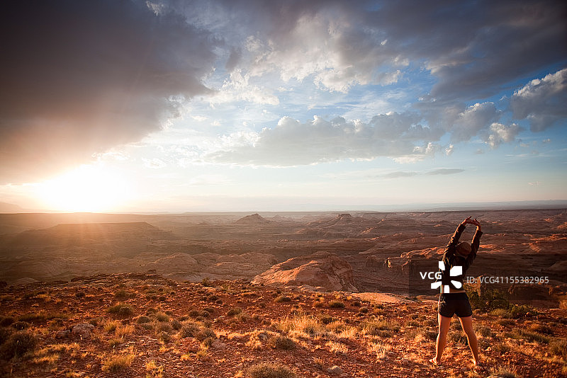 沙漠日落下的女人图片素材