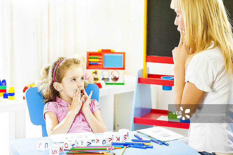 儿童在语言治疗中图片素材