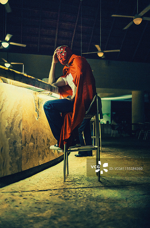 墨西哥摔跤手在酒吧图片素材