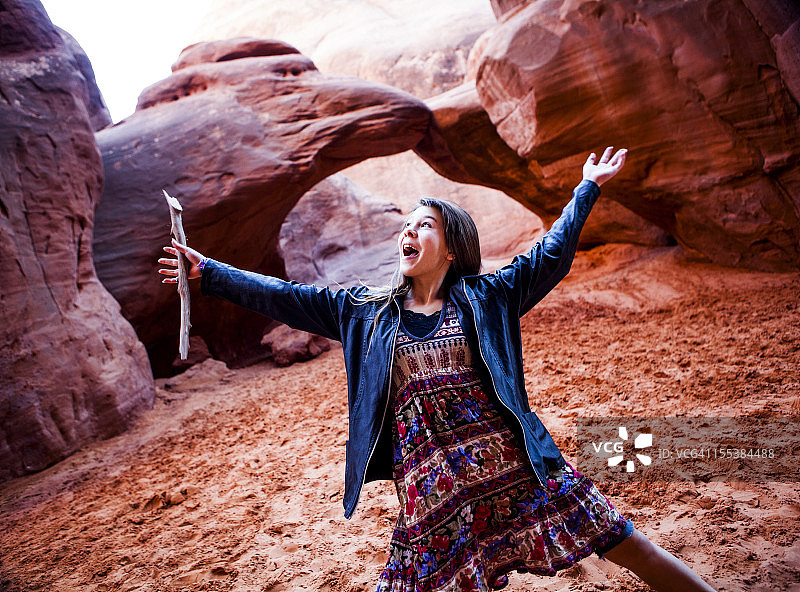 在犹他州摩押沙丘拱门处的可爱女孩图片素材