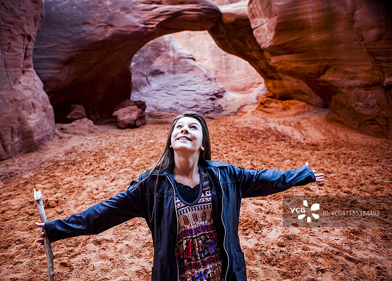在犹他州摩押沙丘拱门处的可爱女孩图片素材