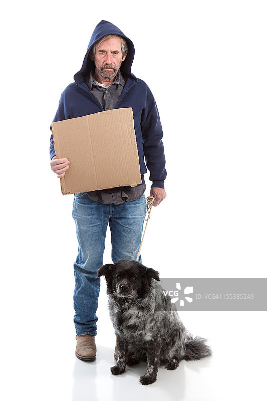 在白色背景上抱着标志的无家可归男人和狗图片素材