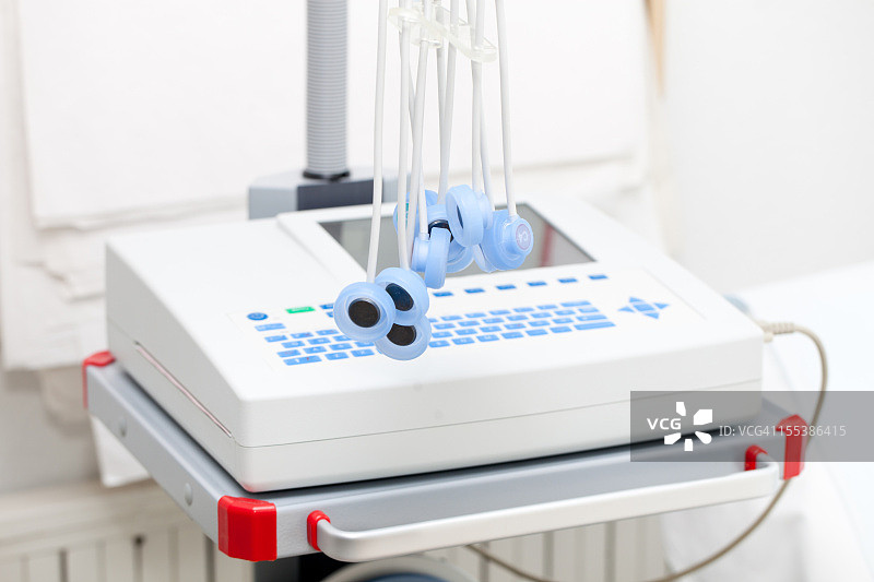 急救车上的现代便携式心电图设备图片素材