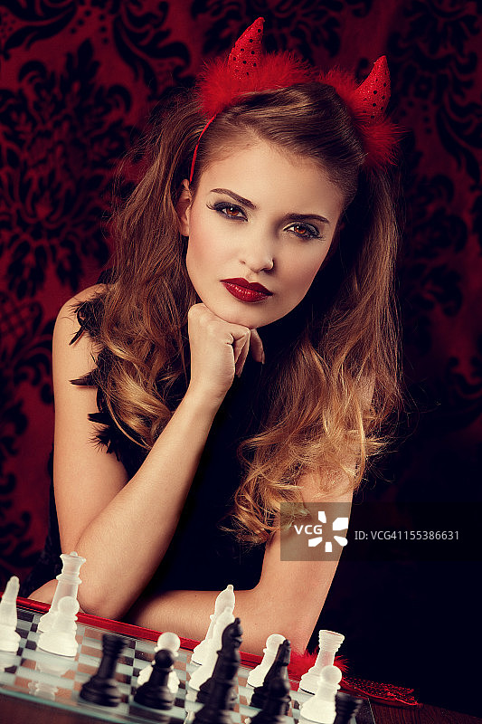 与魔鬼下棋图片素材
