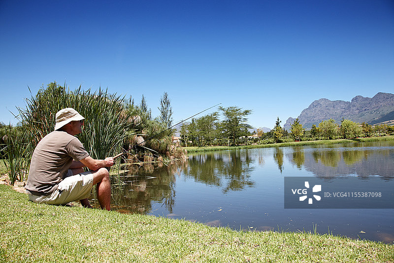 男人在湖边钓鱼图片素材