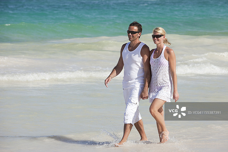 在沙滩上散步的蜜月夫妇图片素材