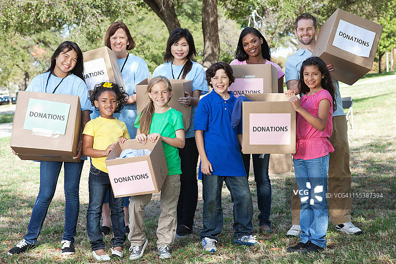 志愿者搬运捐赠箱图片素材