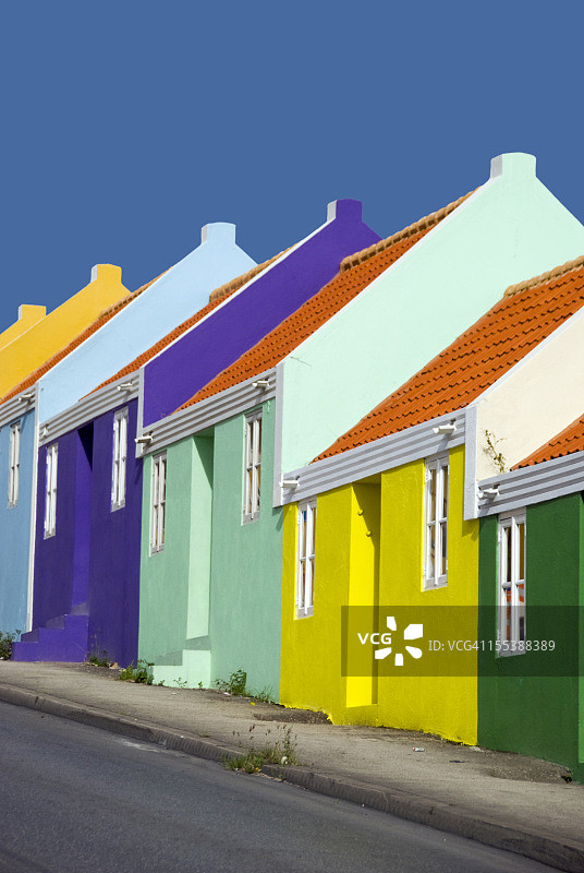 一排色彩鲜艳的加勒比房屋图片素材