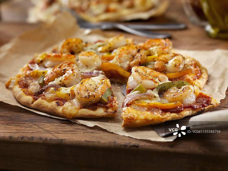 烤虾和烤辣椒披萨图片素材