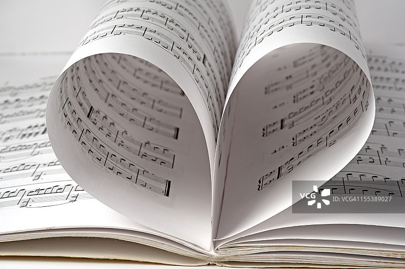 一本有两页折成心形的乐谱书图片素材