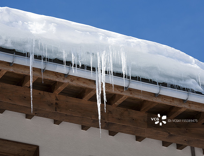 屋檐上悬挂的冰柱和雪图片素材