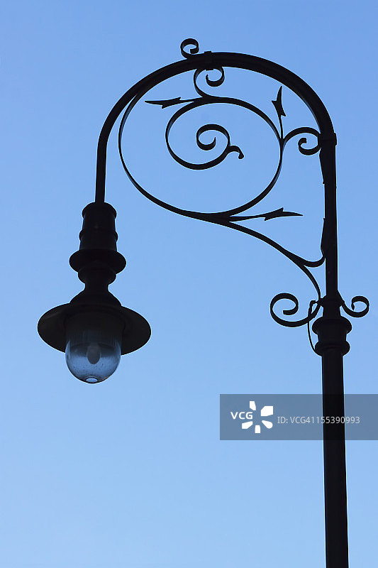 蓝色天空下的老式街灯剪影图片素材