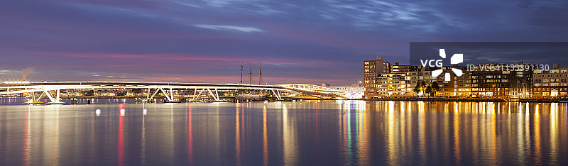 阿姆斯特丹爪哇岛和扬·斯哈弗桥夜景全景图片素材