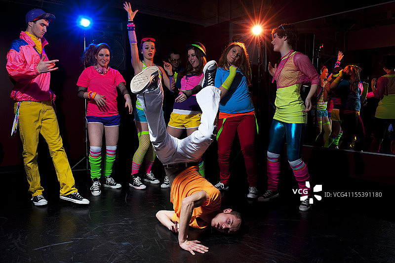 年轻人跳舞图片素材