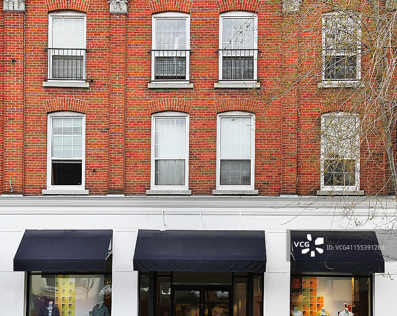 市中心砖砌遮阳篷商店图片素材