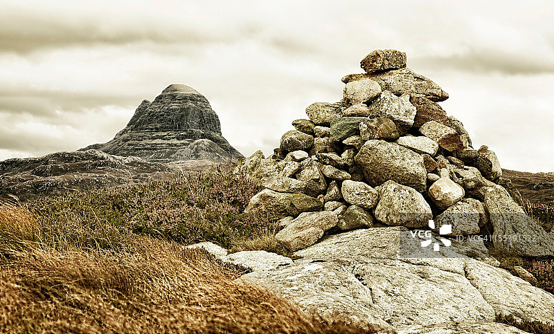苏尔文山与石堆图片素材