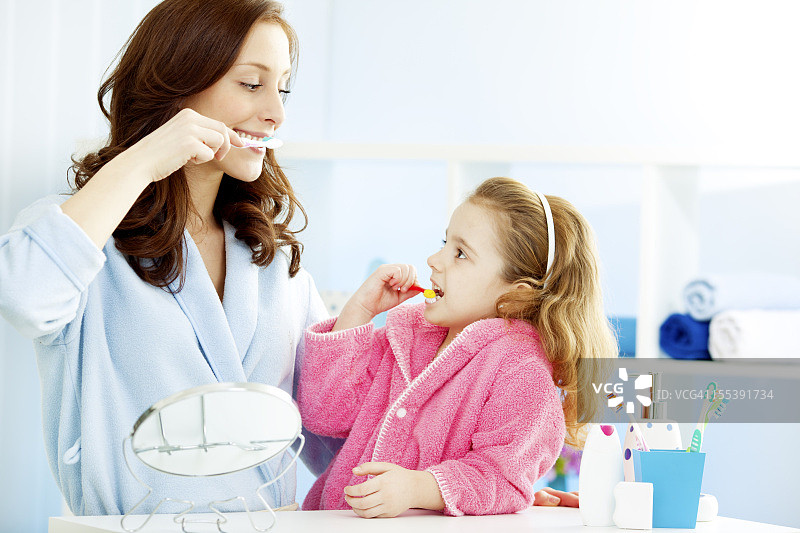 母子一起刷牙图片素材