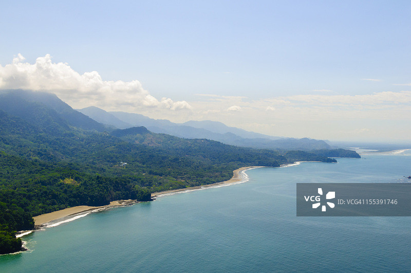 热带森林山脉至海岸的航拍景色图片素材