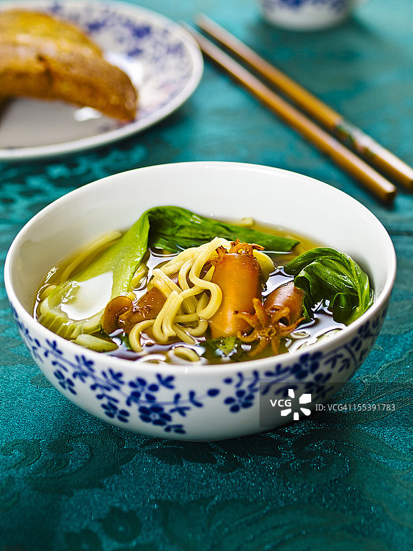 鱿鱼面条汤图片素材