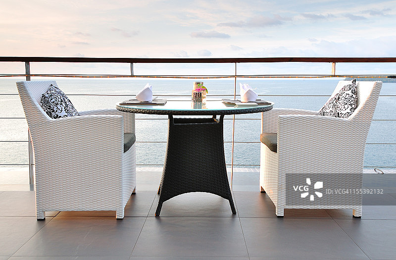 日落时分的海景双人餐桌图片素材