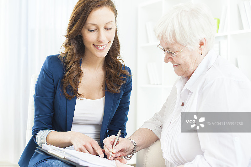 年长的女人与财务顾问会面图片素材