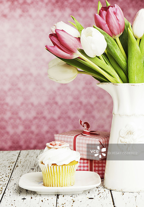 生日礼物和鲜花图片素材