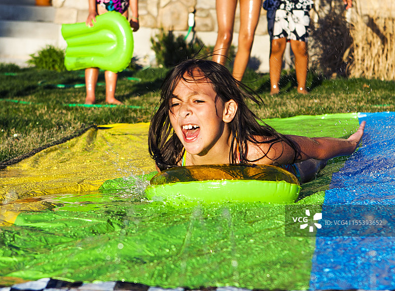 可爱的小女孩玩滑梯图片素材
