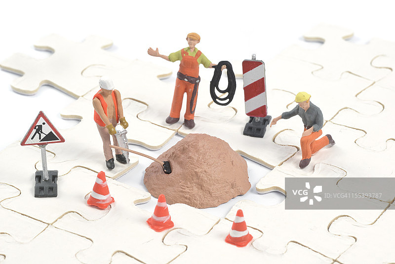 建筑工人在最后一块拼图上建造图片素材