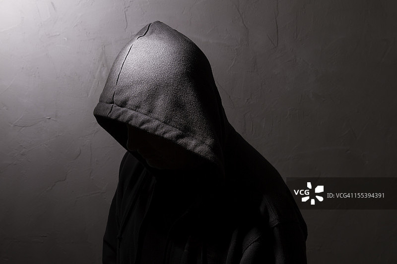 隐藏面部的男人图片素材