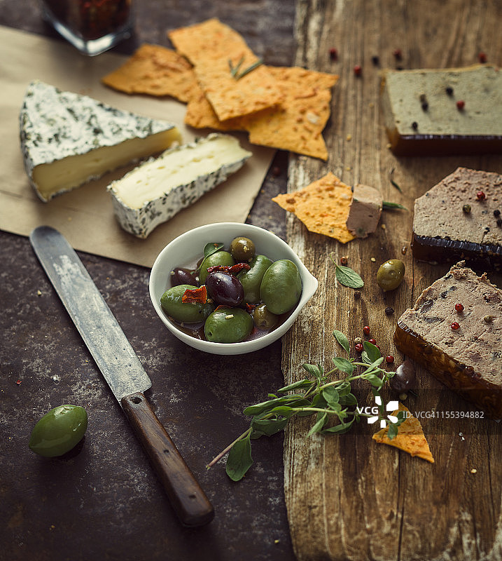 肉酱冻和布里奶酪切片图片素材