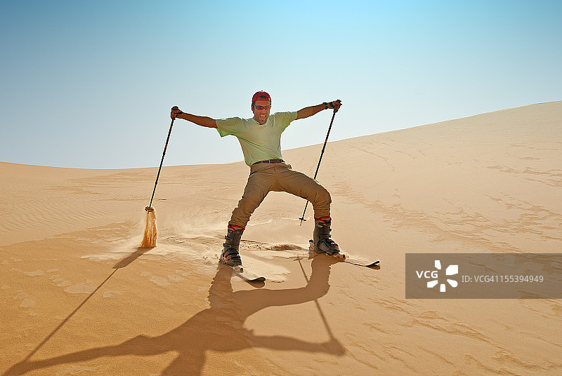 在撒哈拉沙漠沙丘中疯狂滑雪的滑雪者图片素材