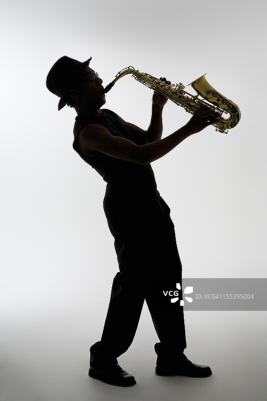 萨克斯管演奏者轮廓图片素材