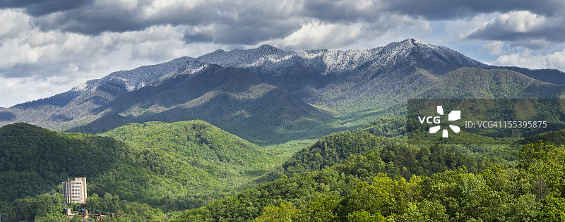 雾气缭绕的山脉春季全景图片素材