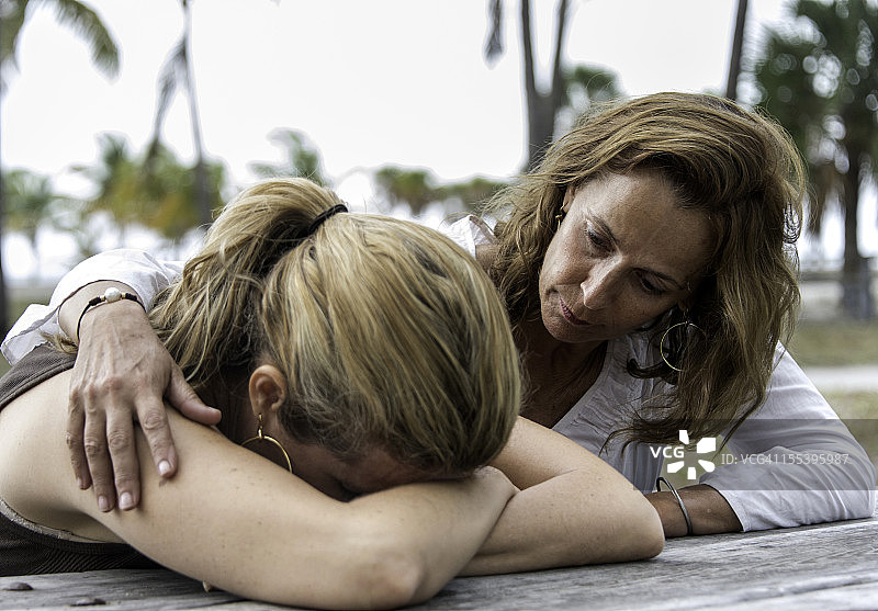 遭受破坏图片素材