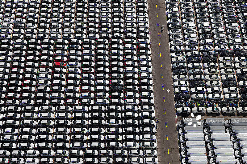 停放的新汽车和货车图片素材