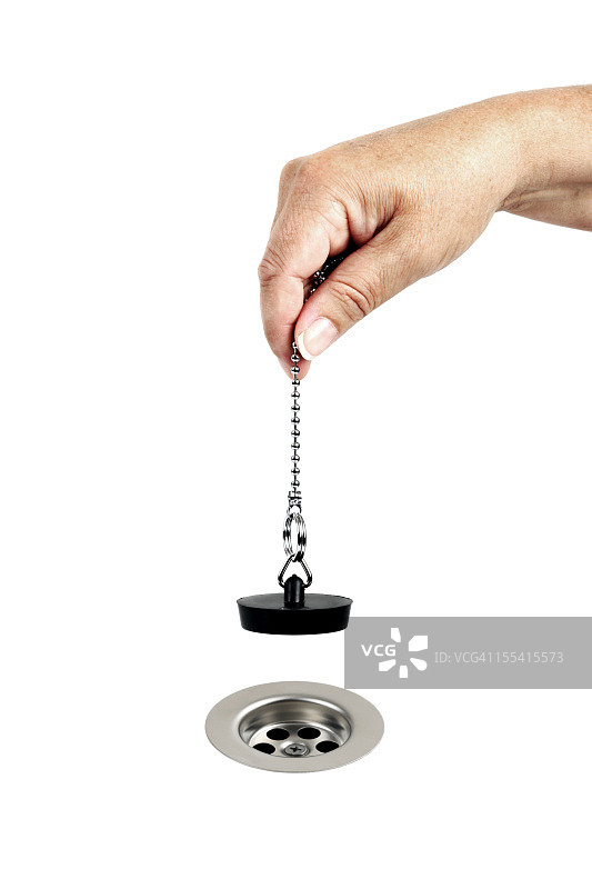 女人堵住孔洞或水槽排水口图片素材