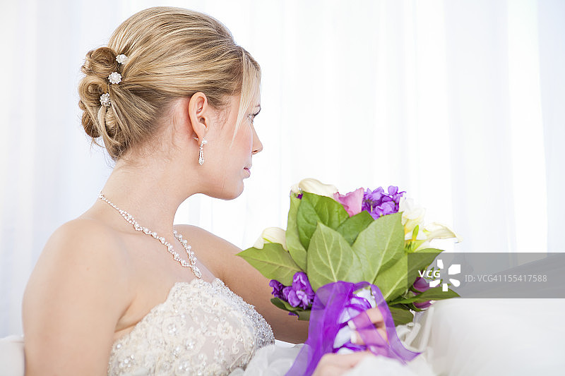 新娘望向窗外图片素材