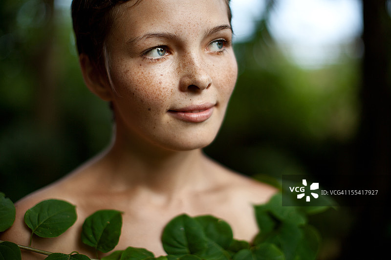 公园里的年轻女子肖像图片素材