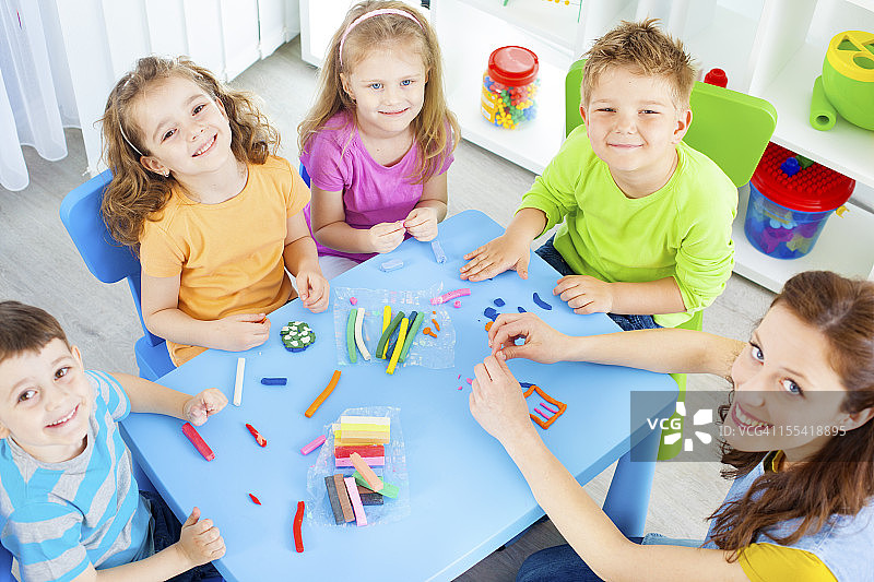 孩子们玩橡皮泥图片素材